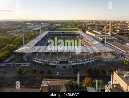 Aus der Vogelperspektive über das Susza Ferenc Stadion im Stadtteil Ujpest, Budapest, Ungarn. Dies ist die Heimat des Ujpest Football Clubs, dessen Farben lila sind Stockfoto