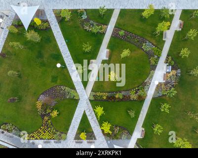 Neuer grüner Park in Szent Istvan ter, Zentrum des Stadtteils Ujpest, Budapest, Ungarn. Stockfoto