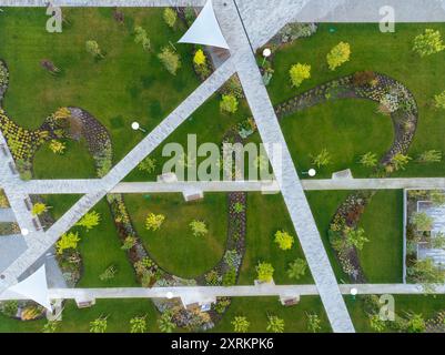 Neuer grüner Park in Szent Istvan ter, Zentrum des Stadtteils Ujpest, Budapest, Ungarn. Stockfoto