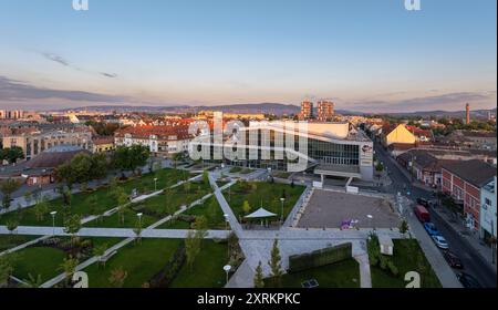 Ujepst Lebensmittelmarkt und UP Event Center auf Szent Istvan Platz, Ujpest, Budapest, Ungarn, vor Ein paar Jahren renoviert Aera, wo ein neuer Park gebaut und Stockfoto