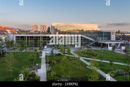 Ujepst Lebensmittelmarkt und UP Event Center auf Szent Istvan Platz, Ujpest, Budapest, Ungarn, vor Ein paar Jahren renoviert Aera, wo ein neuer Park gebaut und Stockfoto