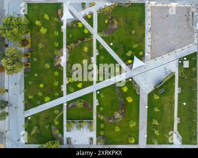 Neuer grüner Park in Szent Istvan ter, Zentrum des Stadtteils Ujpest, Budapest, Ungarn. Stockfoto