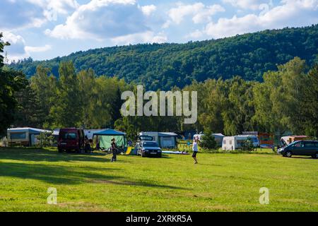 Nova Zivohost, Tschechische Republik - 5. August 2024: Badminton auf einem Campingplatz an der Moldau spielen Stockfoto