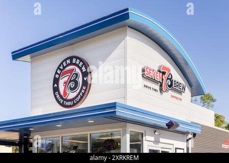 7 Brew ist eine amerikanische Drive-Thru-Kaffeekette, die dafür bekannt ist, individuell anpassbare Kaffee-, Energy Drinks- und Smoothie-Kombinationen herzustellen. Stockfoto
