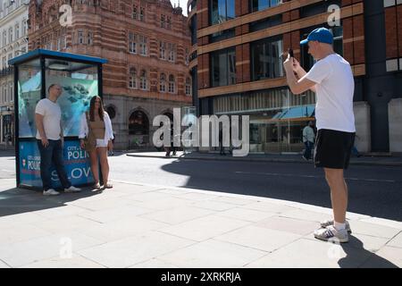 London, Großbritannien. August 2024. Am Sonntag, den 11. August 2024, machen die Leute Fotos von dem siebten neuen Kunstwerk des Street-Künstlers Banksy, das Piranha-Fische auf einer Polizeiwache in Ludgate Hill, City of London, London, England, zeigt. Foto: Justin ng/Alamy Live News Stockfoto