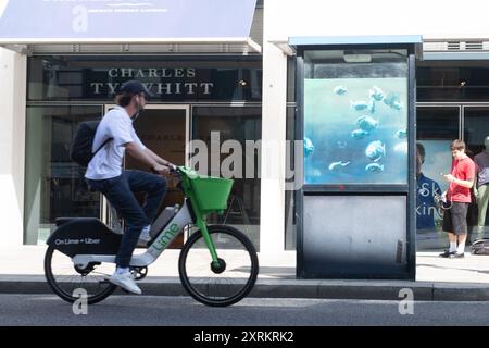 London, Großbritannien. August 2024. Am Sonntag, den 11. August 2024, machen die Leute Fotos von dem siebten neuen Kunstwerk des Street-Künstlers Banksy, das Piranha-Fische auf einer Polizeiwache in Ludgate Hill, City of London, London, England, zeigt. Foto: Justin ng/Alamy Live News Stockfoto