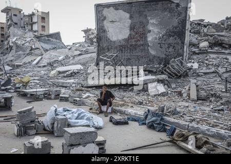 Khan Younis, Palästinensische Gebiete. August 2024. Die Palästinenser fliehen aus Hamad nach Al-Mawasi, nachdem die israelische Armee Flugblätter abgegeben hatte, in denen die Bewohner einer nördlichen Nachbarschaft in Khan Younis aufgefordert wurden, unmittelbar vor einer neuen Militäroperation im Gazastreifen zu evakuieren. Abed Rahim Khatib/dpa/Alamy Live News Stockfoto