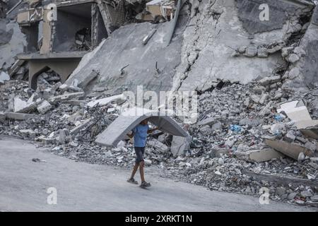 Khan Younis, Palästinensische Gebiete. August 2024. Die Palästinenser fliehen aus Hamad nach Al-Mawasi, nachdem die israelische Armee Flugblätter abgegeben hatte, in denen die Bewohner einer nördlichen Nachbarschaft in Khan Younis aufgefordert wurden, unmittelbar vor einer neuen Militäroperation im Gazastreifen zu evakuieren. Abed Rahim Khatib/dpa/Alamy Live News Stockfoto