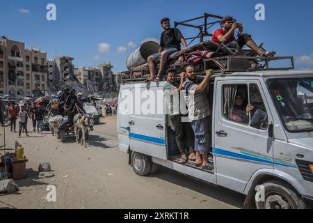 Khan Younis, Palästinensische Gebiete. August 2024. Die Palästinenser fliehen aus Hamad nach Al-Mawasi, nachdem die israelische Armee Flugblätter abgegeben hatte, in denen die Bewohner einer nördlichen Nachbarschaft in Khan Younis aufgefordert wurden, unmittelbar vor einer neuen Militäroperation im Gazastreifen zu evakuieren. Abed Rahim Khatib/dpa/Alamy Live News Stockfoto