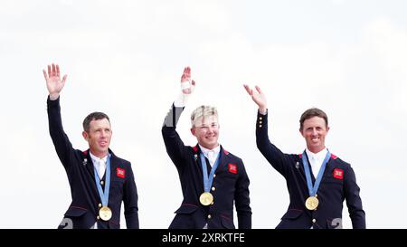 Aktenfoto vom 08/24: Scott Brash (links), Ben Maher (rechts) und Harry Charles feiern mit ihren Goldmedaillen während der Zeremonie des Finales des Sprungteams. Ausgabedatum: Sonntag, 11. August 2024. Stockfoto