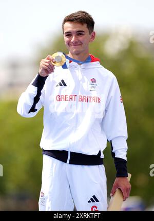 Aktenfoto vom 31-07-2024, von Alex Yee aus Großbritannien mit seiner Goldmedaille nach dem Triathlon der Männer. Ausgabedatum: Sonntag, 11. August 2024. Stockfoto