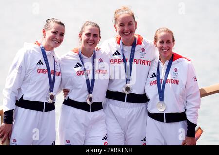 Aktenfoto vom 01.08.2024 der britischen Helen Glover, Esme Booth, Sam Redgrave und Rebecca Shorten erhalten ihre Silbermedaillen während der Zeremonie für die Women's Rowing Four. Ausgabedatum: Sonntag, 11. August 2024. Stockfoto