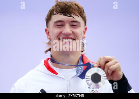 Aktenfoto vom 31. 07.2024 des britischen Kieran Reilly mit seiner Silbermedaille nach dem BMX-Freestyle-Finale der Männer. Ausgabedatum: Sonntag, 11. August 2024. Stockfoto