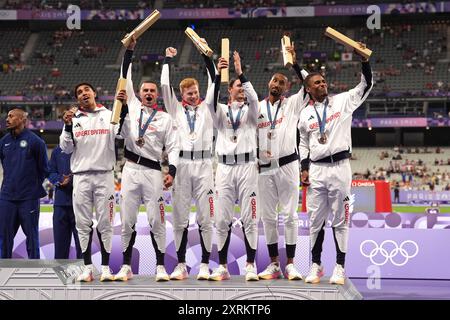 Dateifoto vom 10.08.2024 von Samuel Reardon, Toby Harries, Charles Dobson, Lewis Davey, Matthew Hudson-Smith, Alex Haydock-Wilson mit der Bronzemedaille nach dem 4x400 m Staffelfinale der Männer. Ausgabedatum: Sonntag, 11. August 2024. Stockfoto