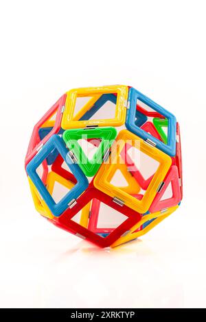 Dreidimensionales Modell einer Kugel aus farbigen modularen Quadraten und Dreiecken. Stockfoto