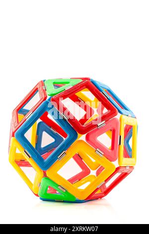 Dreidimensionales Modell einer Kugel aus farbigen modularen Quadraten und Dreiecken. Stockfoto