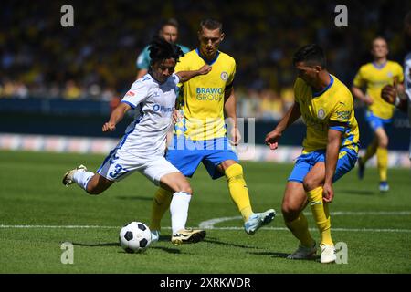 11. August 2024, Niedersachsen, Braunschweig: Fußball: Bundesliga 2, Eintracht Braunschweig - 1. FC Magdeburg, Spieltag 2, Eintracht-Stadion. Magdeburgs Tatsuya Ito (l) spielt gegen Braunschweiger Jannis Nikolaou. Foto: Swen Pförtner/dpa - WICHTIGER HINWEIS: Gemäß den Vorschriften der DFL Deutschen Fußball-Liga und des DFB Deutschen Fußball-Bundes ist es verboten, im Stadion und/oder im Spiel aufgenommene Fotografien in Form von sequenziellen Bildern und/oder videoähnlichen Fotoserien zu verwenden oder zu verwenden. Stockfoto