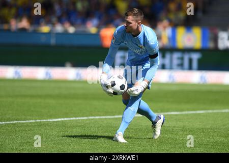 11. August 2024, Niedersachsen, Braunschweig: Fußball: Bundesliga 2, Eintracht Braunschweig - 1. FC Magdeburg, Spieltag 2, Eintracht-Stadion. Braunschweiger Torhüter Lennart Grill tritt den Ball auf das Spielfeld. Foto: Swen Pförtner/dpa - WICHTIGER HINWEIS: Gemäß den Vorschriften der DFL Deutschen Fußball-Liga und des DFB Deutschen Fußball-Bundes ist es verboten, im Stadion und/oder im Spiel aufgenommene Fotografien in Form von sequenziellen Bildern und/oder videoähnlichen Fotoserien zu verwenden oder zu verwenden. Stockfoto
