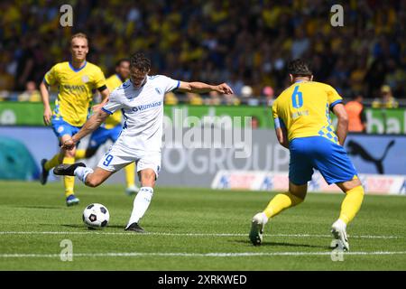 11. August 2024, Niedersachsen, Braunschweig: Fußball: Bundesliga 2, Eintracht Braunschweig - 1. FC Magdeburg, Spieltag 2, Eintracht-Stadion. Magdeburgs Martijn Kaars (l) spielt gegen Braunschweigs Ermin Bicakcic. Foto: Swen Pförtner/dpa - WICHTIGER HINWEIS: Gemäß den Vorschriften der DFL Deutschen Fußball-Liga und des DFB Deutschen Fußball-Bundes ist es verboten, im Stadion und/oder im Spiel aufgenommene Fotografien in Form von sequenziellen Bildern und/oder videoähnlichen Fotoserien zu verwenden oder zu verwenden. Stockfoto