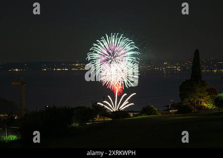 An einem Sommerabend wird in der Stadt Garda, Italien, ein Feuerwerk ausgelöst. Stockfoto