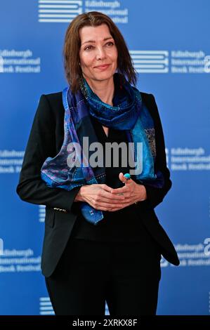 Edinburgh, Schottland. Samstag, 10. August 2024. Elif Shafak, für den Buchpreis nominierter Autor, auf der Bühne während eines Fotoanrufs beim Edinburgh International Book Festival. Quelle: Brian D Anderson Stockfoto