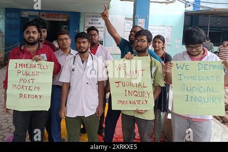 Siliguri, Westbengalen, Indien. August 2024. Protest von Juniorärzten und Studenten vor dem Notausgang des North Bengal Medical College and Hospital ( NBMCH), die eine gerichtliche Untersuchung im Fall der Kalkutta RG Medical College und Rücktritt des Direktors in NBMCH in der Nähe von Siliguri fordern (Credit Image: © Diptendu Dutta/ZUMA Press Wire) NUR REDAKTIONELLE VERWENDUNG! Nicht für kommerzielle ZWECKE! Stockfoto