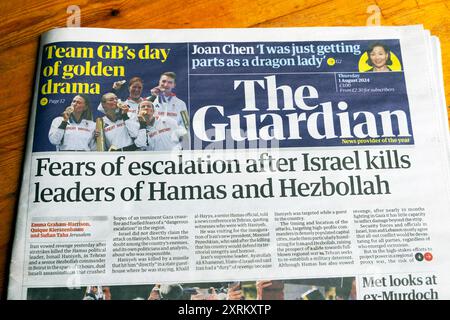 "Angst vor einer Eskalation, nachdem Israel die Führer der Hamas und der Hisbollah tötet" Guardian-Zeitung Schlagzeilen-artikel 1 August 2024 London Vereinigtes Königreich Stockfoto