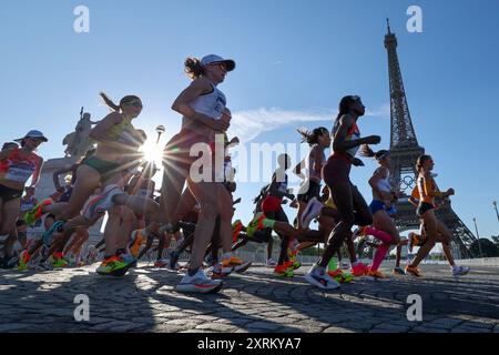 Paris, Ile de France, Frankreich. August 2024. Die Athleten laufen beim Frauenmarathon bei den Olympischen Spielen 2024 in Paris am Sonntag, den 11. August 2024, am Eiffelturm vorbei. (Kreditbild: © Paul Kitagaki, Jr./ZUMA Press Wire) NUR REDAKTIONELLE VERWENDUNG! Nicht für kommerzielle ZWECKE! Stockfoto