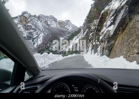 Aus dem Inneren des Autos die atemberaubende, hochgelegene Winterstraße entlang der ligurischen Alpen, Italien Stockfoto