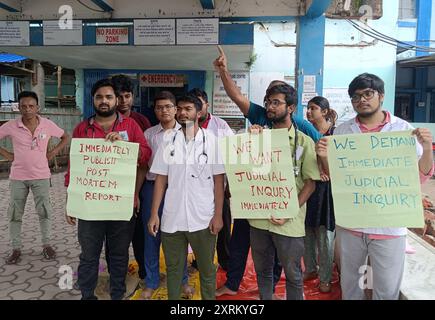 Siliguri, Westbengalen, Indien. August 2024. Protest von Juniorärzten und Studenten vor dem Notfalltor des North Bengal Medical College and Hospital (NBMCH), die eine gerichtliche Untersuchung im Fall der Kalkutta RG Medical College und Rücktritt des Direktors in NBMCH bei Siliguri fordern. (Kreditbild: © Diptendu Dutta/ZUMA Press Wire) NUR REDAKTIONELLE VERWENDUNG! Nicht für kommerzielle ZWECKE! Stockfoto