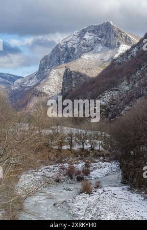 Der Fluss Tanaro in den Ligurischen Alpen, nahe der Grenze zu Frankreich, ist der bedeutendste Nebenfluss des Po, Piemont, Cuneo, Italien Stockfoto