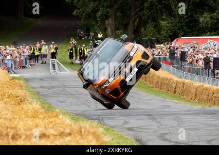 Terry Grant Stunt Driving Show bei Motors by the Moat Event in Leeds Castle Kent UK Stockfoto