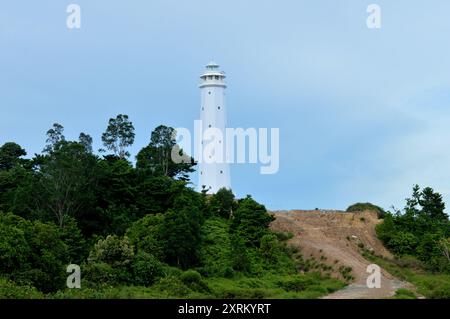 Der weiße Turm des Leuchtturms Tanjung Batu Tarakan - Indonesien Stockfoto