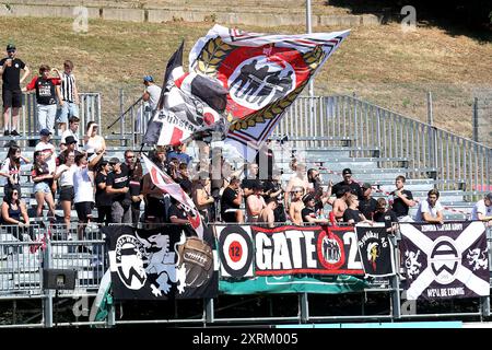 Wien, Österreich. August 2024. WIEN, ÖSTERREICH - 11. AUGUST: Admira Wacker Fans während des Admiral 2. Liga-Spiel zwischen First Vienna FC 1894 und Admira Wacker in der Naturarena hohe Warte am 11. August 2024 in Wien.240811 SEPA 29 028 - 20240811 PD7551 Credit: APA-PictureDesk/Alamy Live News Stockfoto