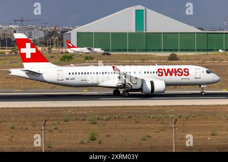 Swiss International Air Lines Bombardier CSeries CS300 (BD-500-1A11) (REG: HB-JCF) hat gerade die Landebahn 31 gelandet. Stockfoto