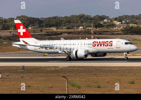 Swiss International Air Lines Bombardier CSeries CS300 (BD-500-1A11) (REG: HB-JCF) hat gerade die Landebahn 31 gelandet. Stockfoto