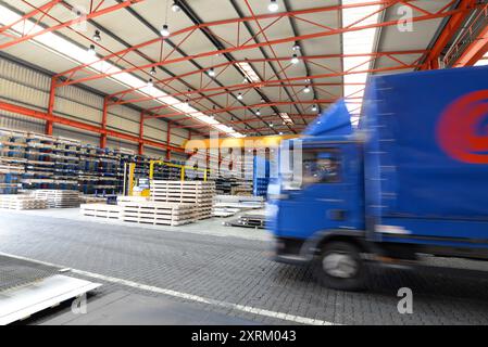 Der Verkauf und die Lagerung von industriellen Gütern und Stahl in einer Halle Stockfoto