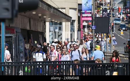 Brighton UK 11. August 2024 - die Menschenmassen gehen an einem heißen, sonnigen Tag zum Brighton Beach, da die Temperaturen in einigen Teilen Großbritanniens voraussichtlich 30 Grad erreichen werden: Credit Simon Dack / Alamy Live News Stockfoto