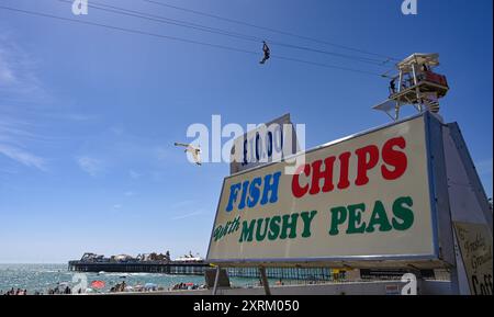 Brighton UK 11. August 2024 - heißes, sonniges Wetter an der Küste und am Strand von Brighton am Zipwire Ride, da die Temperaturen in einigen Teilen Großbritanniens voraussichtlich 30 Grad erreichen werden: Credit Simon Dack / Alamy Live News Stockfoto