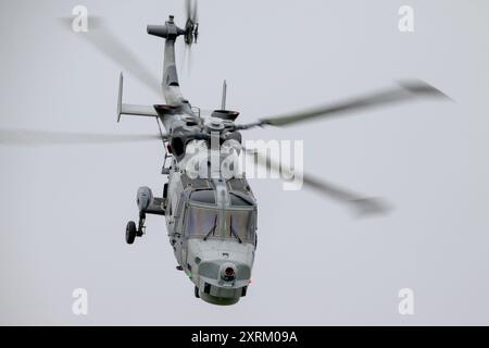 Royal Navy Black Cats Helicopter Display Team fliegt bei der Royal International Air Tattoo Stockfoto