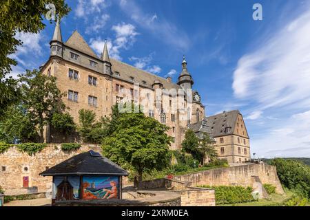 Marburg, Deutschland. August 2024. Die Burg Marburg, auch Landgrafenburg Marburg genannt, wurde im 11. Jahrhundert als Burg erbaut und im 13. Jahrhundert von den Landgrafen von Hessen in ein Wohnschloss umgewandelt. Seit 1981 beherbergt das Schloss das Kunstgeschichtliche Museum der Philipps-Universität Marburg. Quelle: Christian Lademann/dpa/Alamy Live News Stockfoto