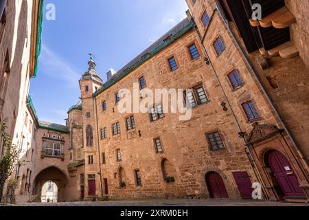 Marburg, Deutschland. August 2024. Die Burg Marburg (Hofblick), auch Landgrafenburg Marburg genannt, wurde im 11. Jahrhundert als Burg erbaut und im 13. Jahrhundert von den Landgrafen von Hessen in ein Wohnschloss umgewandelt. Seit 1981 beherbergt das Schloss das Kunstgeschichtliche Museum der Philipps-Universität Marburg. Quelle: Christian Lademann/dpa/Alamy Live News Stockfoto