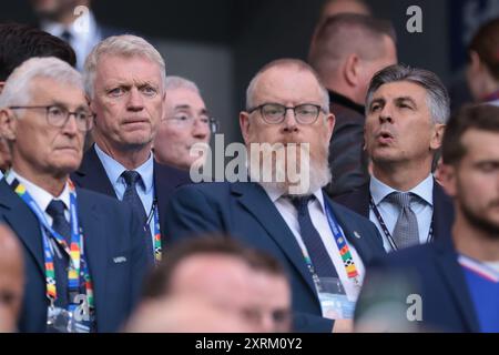 Hamburg, Deutschland. Juli 2024. David Moyes, ehemaliger West Ham und Manchester United Head Coach (links) und Ioan Lupescu ehemaliger rumänischer Fußballspieler (rechts) blicken von der Tribune vor dem Viertelfinale der UEFA-Europameisterschaften im Volksparkstadion in Hamburg aus. Der Bildnachweis sollte lauten: Jonathan Moscrop/Sportimage Credit: Sportimage Ltd/Alamy Live News Stockfoto