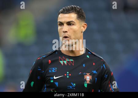 Hamburg, Deutschland. Juli 2024. Cristiano Ronaldo aus Portugal reagiert während des Aufwärmens vor dem Viertelfinalspiel der UEFA-Europameisterschaften im Volksparkstadion in Hamburg. Der Bildnachweis sollte lauten: Jonathan Moscrop/Sportimage Credit: Sportimage Ltd/Alamy Live News Stockfoto