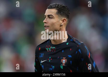 Hamburg, Deutschland. Juli 2024. Cristiano Ronaldo aus Portugal blickt beim warm-Up vor dem Viertelfinalspiel der UEFA-Europameisterschaften im Volksparkstadion in Hamburg zu. Der Bildnachweis sollte lauten: Jonathan Moscrop/Sportimage Credit: Sportimage Ltd/Alamy Live News Stockfoto