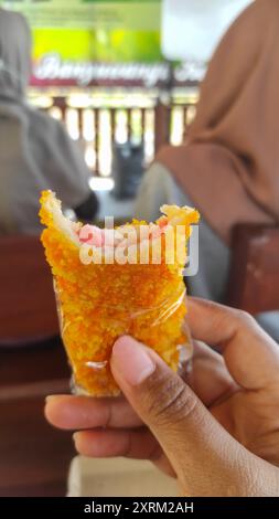 Ein traditioneller indonesischer Snack, der von Hand gebranntes Rilon hält, ist Krepprolle gefüllt mit Hühnchen, Gemüse oder geräuchertem Rindfleisch und anderen Lieblingsfüllungen, Brea Stockfoto