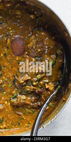 Blick von oben auf die nigerianische Ogbono-Suppe in einem Topf, Blick von oben auf Ogbono-Suppe mit verschiedenen Fleischsorten in einem Suppentopf, nigerianische Ogbono- und Okra-Suppe Stockfoto