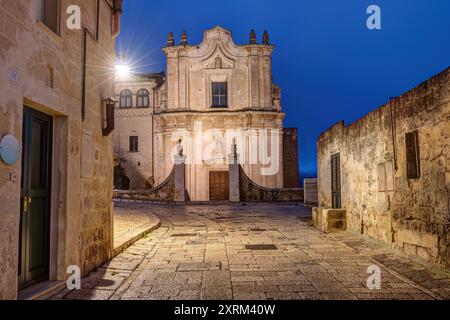 Die Kirche La Chiesa rupestre di San Giuliano in Matera, Italien, bei Nacht Stockfoto