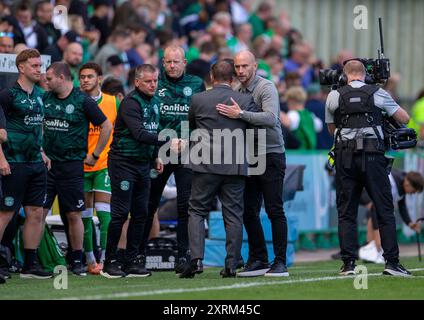 Edinburgh, Schottland. 11. August 2024; Easter Road, Edinburgh, Schottland: Schottischer Premiership Football, Hibernian versus Celtic; Celtic Manager Brendan Rodgers und Hibernian Head Coach David Gray schütteln nach dem letzten Whistle die Hände. Credit: Action Plus Sports Images/Alamy Live News Stockfoto