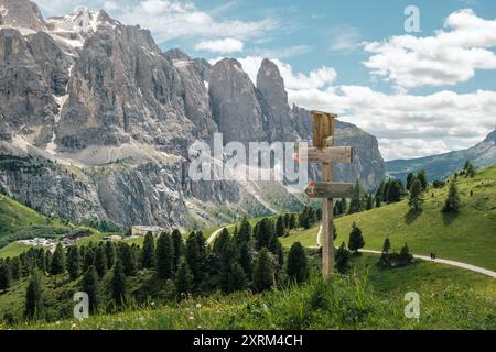 Blick vom Grödnerpass auf die großen Dolomitberge der Sellagruppe im Sommer in Italien. Stockfoto